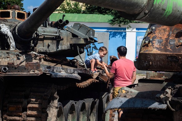 September 2, 2022, Kyiv, Ukraine: A boy plays on top of a Russian tank destroyed by Ukrainian forces in the centre of Kyiv. Kyiv Ukraine - ZUMAs197 20220902_zaa_s197_204 Copyright: xXimenaxBorrazasx