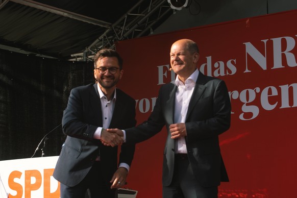 SPD State Election Campaign 2022 Rally In Cologne Olaf Scholz, Chancellor of Germany,shakes hands with Thomas Kutschaty, the top candidate from SPD party on the stage at Roncalliplatz in Cologne, Germ ...
