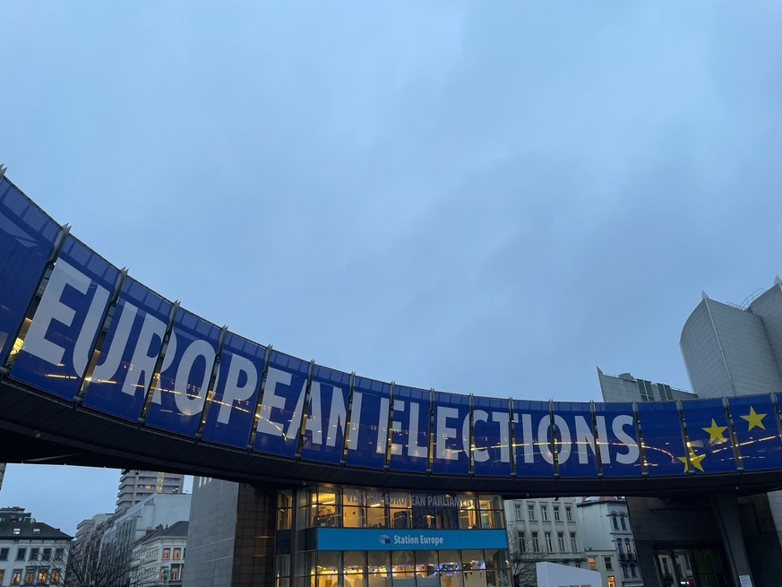 Im Vorhof des EU-Parlamentsgebäudes in Brüssel werden die EU-Wahlen 2024 beworben