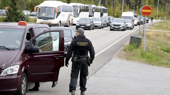 25.09.2022, Finnland, Vantaa: Finnische Grenzbeamte kontrollieren ein russisches Fahrzeug an einer Grenzkontrollstelle. Nach Angaben des Grenzschutzes k