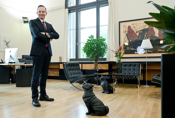 dpatopbilder - ARCHIV - 01.06.2022, Berlin: Volker Wissing (FDP), Bundesminister für Digitales und Verkehr, steht in seinem Büro im Bundesministerium für Digitales und Verkehr. Foto: Britta Pedersen/d ...