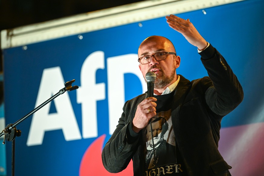 24.11.2022, Sachsen-Anhalt, Halle (Saale): Der AfD-Politiker Hans-Thomas Tillschneider spricht auf dem Riebeckplatz zur AfD-Kundgebung unter dem Motto:&quot; Für Frieden, Freiheit, Wohlstand&quot;. Fo ...