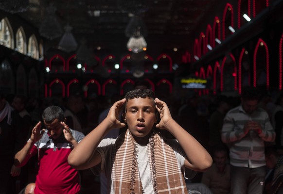 Irak, Gl�ubige begehen Al-Arbain in Karbala Arbain Commemoration At The Holy Shrine Of Imam Hussein Shi ite pilgrims pray at the holy shrine of Imam Hussein during the commemoration of Arbain in the h ...