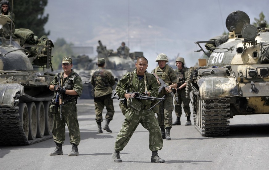 ARCHIV - 14.08.2008, Georgien, Gori: Russische Soldaten blockieren eine Stra