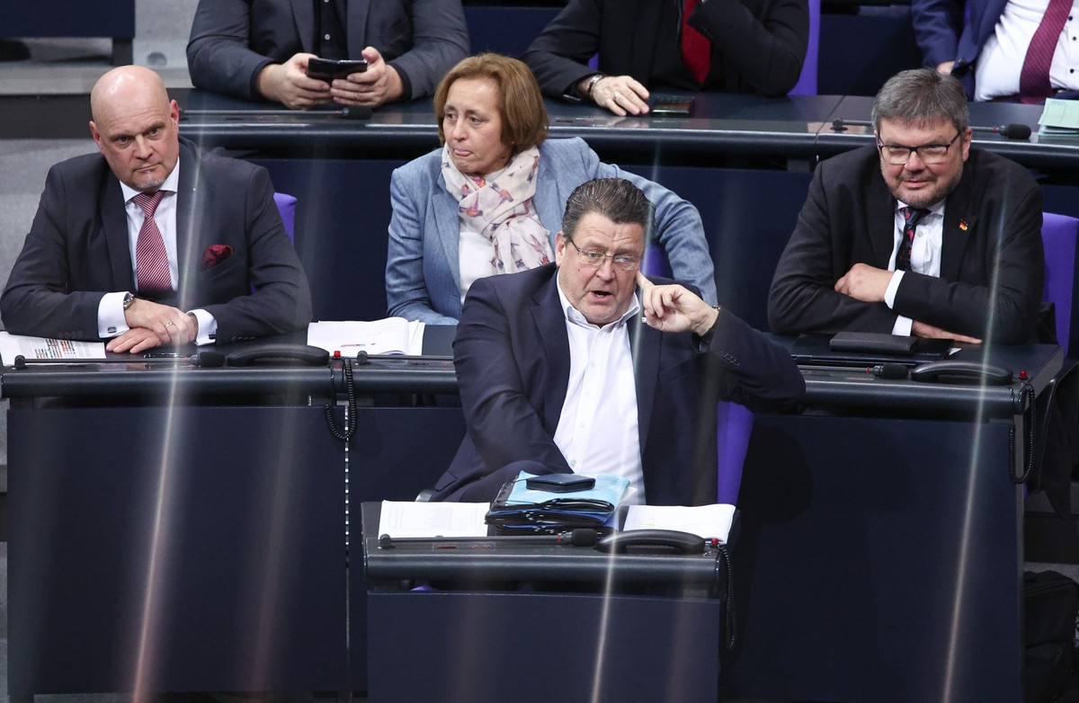 ARCHIV - 30.01.2025, Berlin: Enrico Komning (AfD, l-r), Sicherheitsbeauftragter der Fraktion, Beatrix von Storch (AfD), stellvertretende Fraktionsvorsitzende im Bundestag, Michael Kaufmann (AfD) und S ...