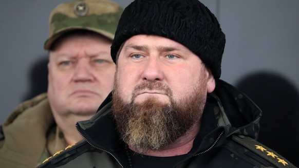 Russland, Wiktor Solotow, Chef der russischen Nationalgarde, trifft Ramsan Kadyrow in Grosny RUSSIA, GROZNY - DECEMBER 28, 2022: Head of Chechnya Ramzan Kadyrov front attends a ceremony to open new ac ...