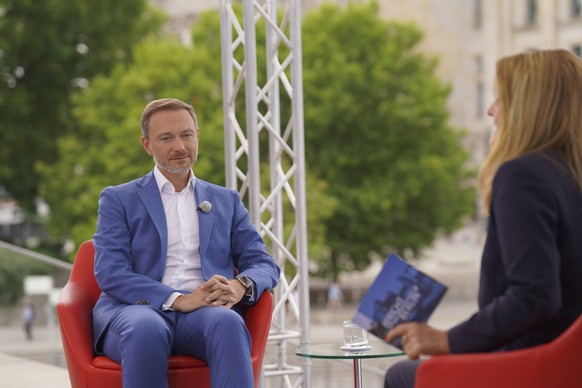 News Bilder des Tages ARD Sommerinterview mit Christian Lindner Aktuell, 21.08.2022, Berlin, Finanzminister Christian Lindner FDP im Interview mit Moderatorin Tina Hassel beim ARD Sommerinterview Berl ...