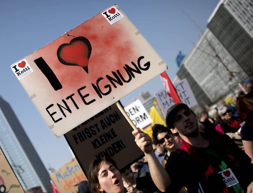 Volksentscheid Enteignung Berlin DEU, Deutschland, Germany, Berlin, 06.04.2019 Demonstranten mit Plakat I Love Enteignung zum Volksentscheid Enteignung Deutsche Wohnen und CO auf der Demonstration von ...