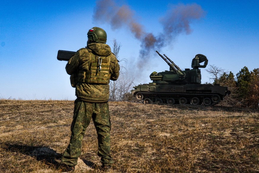 RUSSIA, KHERSON REGION - FEBRUARY 26, 2025: A serviceman of a 2S6M1 Tunguska self-propelled anti-aircraft gun crew with the 18th Combined Arms Army with the Dnepr Group of the Russian Armed Forces is  ...