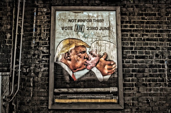 Populisten vereint: Das Plakat zeigt Donald Trump und den Brexit-Politiker Boris Johnson 2016 satirisch bei einem Kuss.