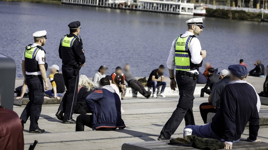 Polizisten kontrollieren die Einhaltung der Ausgangsbeschränkungen (Symbolbild).