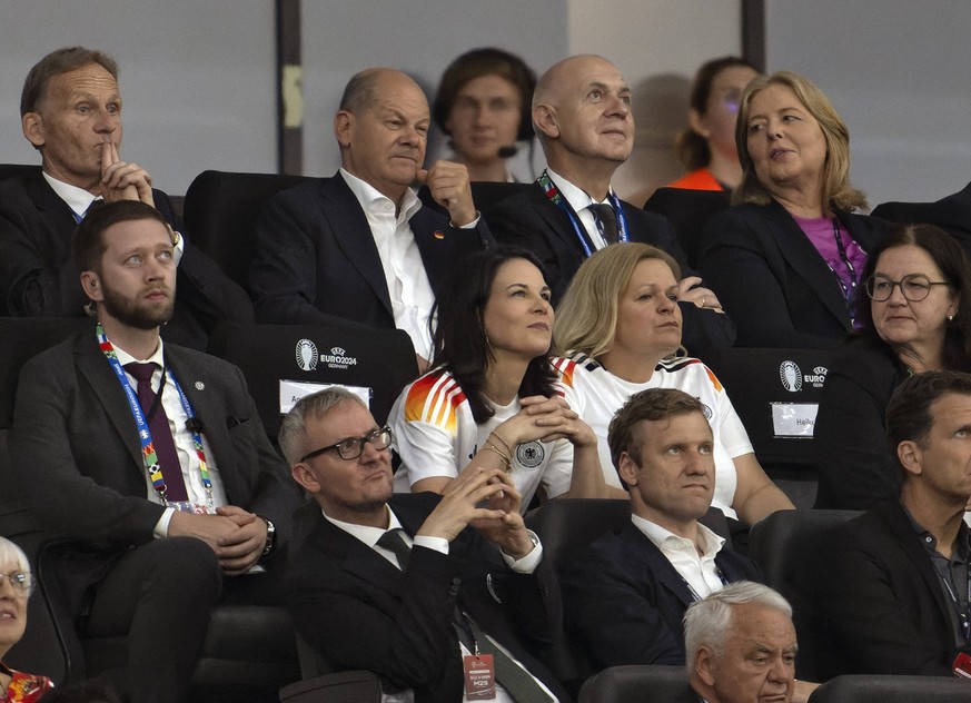 23.06.2024, Fussball UEFA EURO, EM, Europameisterschaft,Fussball 2024, Vorrunde, 3.Spieltag, Schweiz - Deutschland, in der Frankfurt-Arena in Frankfurt am Main, Ehrentribüne, mit Bundeskanzler Olaf Sc ...