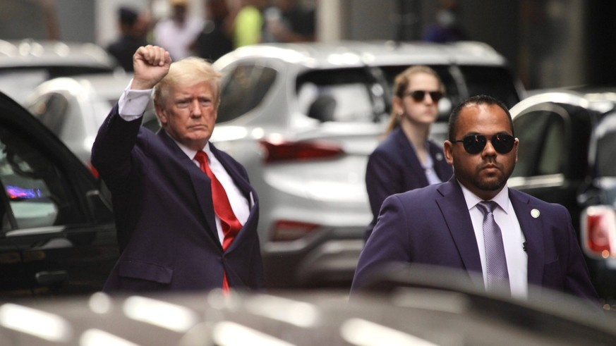 News Themen der Woche KW32 News Bilder des Tages Former President of the United States of America Donald Trump leaves Trump Tower in New York. His residence at Mar-a-Lago was raided by the FBI in the  ...