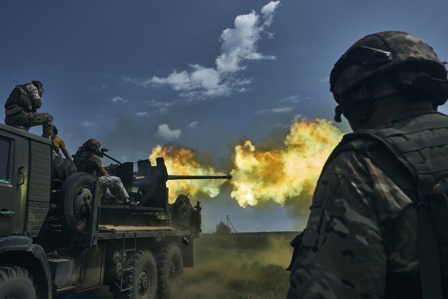 15.05.2023, Ukraine, Bachmut: Ukrainische Soldaten feuern eine Kanone in der Nähe von Bachmut ab, einer Stadt im Osten des Landes, in der heftige Kämpfe gegen russische Truppen stattgefunden haben. Fo ...