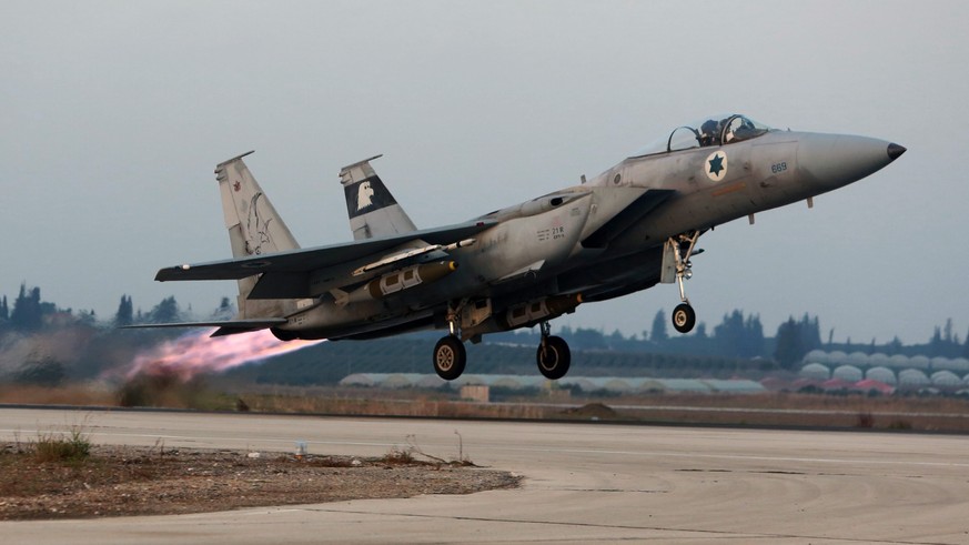 epa03478154 An Israeli F-15 'Eagle' military jet takes off from the Tel Nof Air Force base in central Israel, 19 November 2012. Israeli airstrikes on the Gaza Strip on 19 November killed two Palestini ...