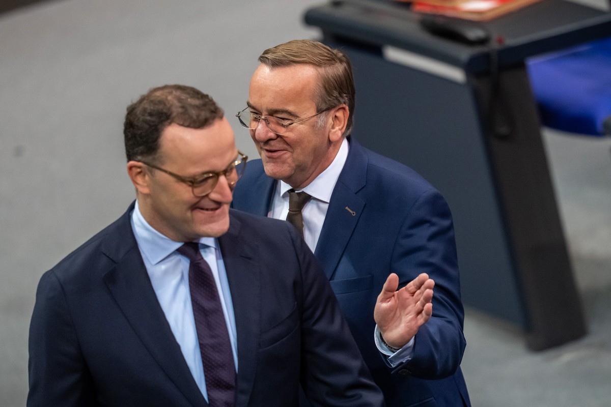 dpatopbilder - 16.10.2025, Berlin: Boris Pistorius (r,SPD), Verteidigungsminister, mit Jens Spahn (CDU), CDU/CSU Fraktionsvorsitzender im Bundestag, vor der Debatte im Bundestag. Das Parlament befasst ...