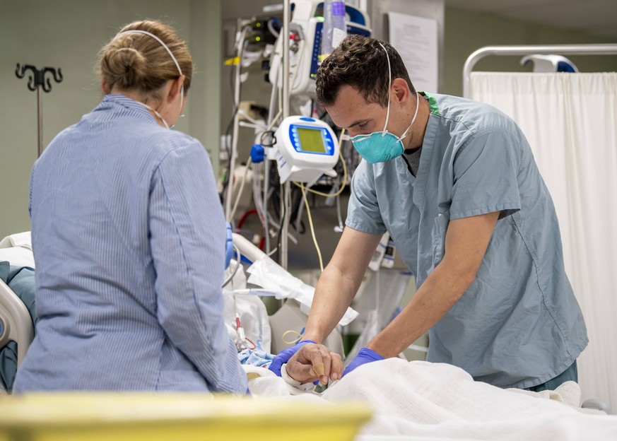 Ärzte behandeln einen Covid-19-Patienten auf dem US-Krankenhaus-Schiff USNS Mercy.