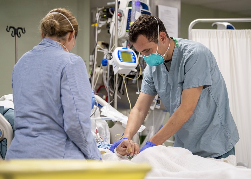 April 4, 2020, Los Angeles, CA, United States: U.S. Navy Lt. Wade Miller, treats a patient aboard the hospital ship USNS Mercy deployed in support of the COVID-19, coronavirus pandemic April 4, 2020 i ...