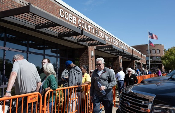 October 15, 2024, Marietta, Georgia, USA: Early voters in Cobb County, Georgia. Officials said high turnout set new record on first day of advance voting in the state. Marietta USA - ZUMAn03_ 20241015 ...