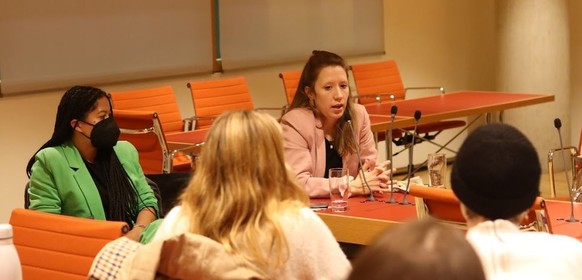 Im Bundestag diskutieren die Teilnehmenden mit Sheena Anderson (l.) und Nina Bernarding (r.) vom Centre for Feminist Foreign Policy.