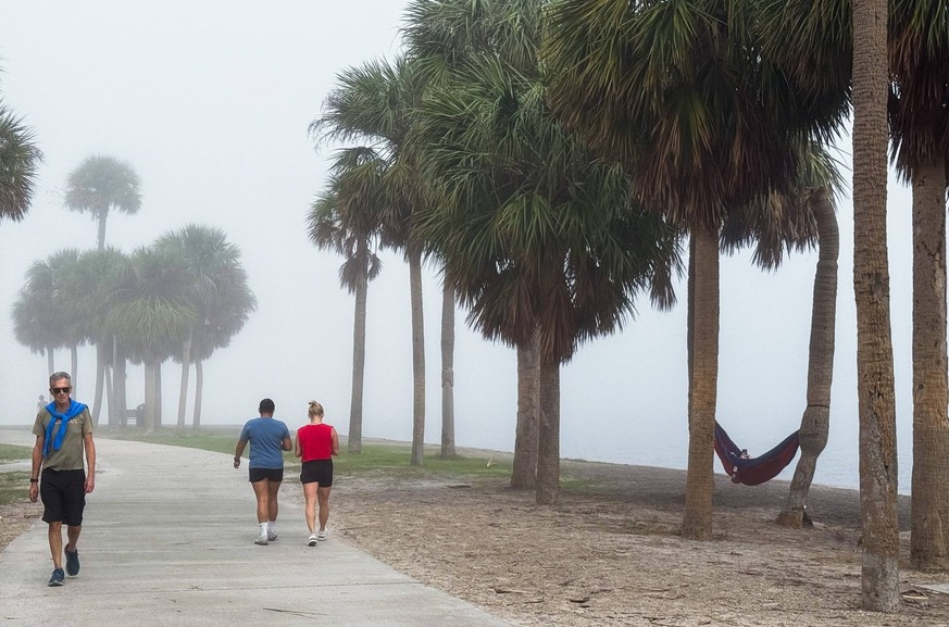 December 30, 2024, St. Petersburg, Florida, USA: The scene as fog rolls in along the water at North Shore Park on Monday, Dec. 30, 2024, in St. Petersburg. St. Petersburg USA - ZUMAs70_ 20241230_zan_s ...