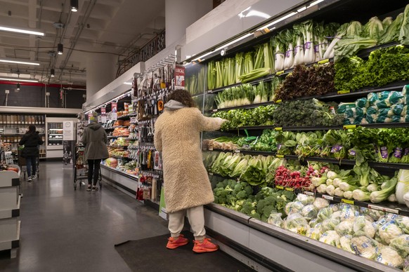 Rising grocery prices Shopping produce in a Whole Foods Market supermarket in New York on Tuesday, January 18, 2022. Higher grocery prices are breaking the budgets of shoppers. PUBLICATIONxNOTxINxUSAx ...