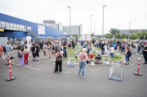 Eine lange Schlange bildet sich vor der Impfstation an der Ikea-Filiale Lichtenberg, bei dem man sich auch ohne Auto anstellen kann. Auf dem Parkplatz der Ikea-Filiale in Lichtenberg kann sich jeder s ...