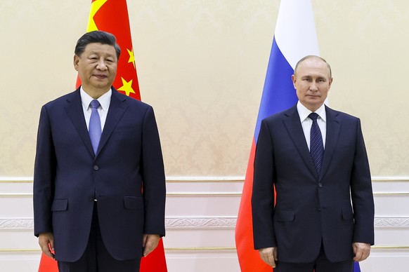 15.09.2022, Usbekistan, Samarkand: Dieses von der staatlichen russischen Nachrichtenagentur Sputnik via AP ver�ffentlichte Foto zeigt Xi Jinping (l), Pr�sident von China, und Wladimir Putin, Pr�sident ...