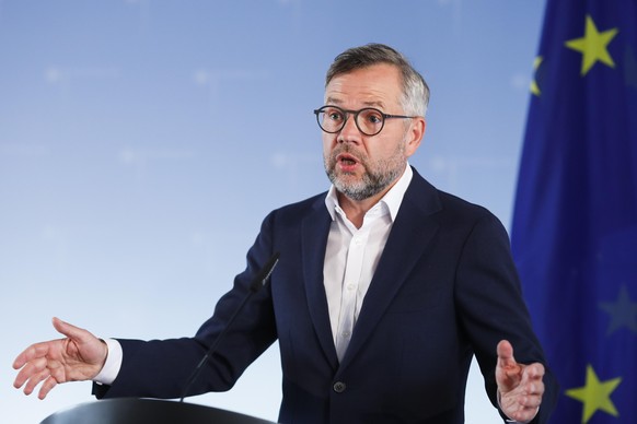 16.06.2020, Berlin: Michael Roth, Europa-Staatsminister im Auswärtigen Amt, gibt vor der Videokonferenz des European Union's General Affairs Council ein Pressestatement ab. Roth begrüßte es, dass die ...