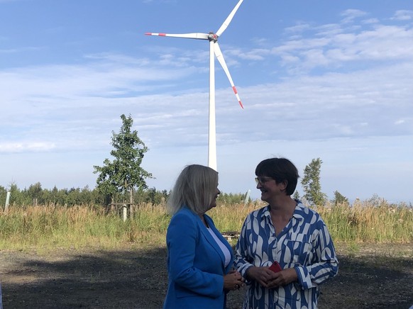 Bundesinnenministerin Nancy Faeser und SPD-Bundesvorsitzende Saskia Esken bei einem gemeinsamen Besuch im Windpark Stiftswald bei Kaufungen in Nordhessen