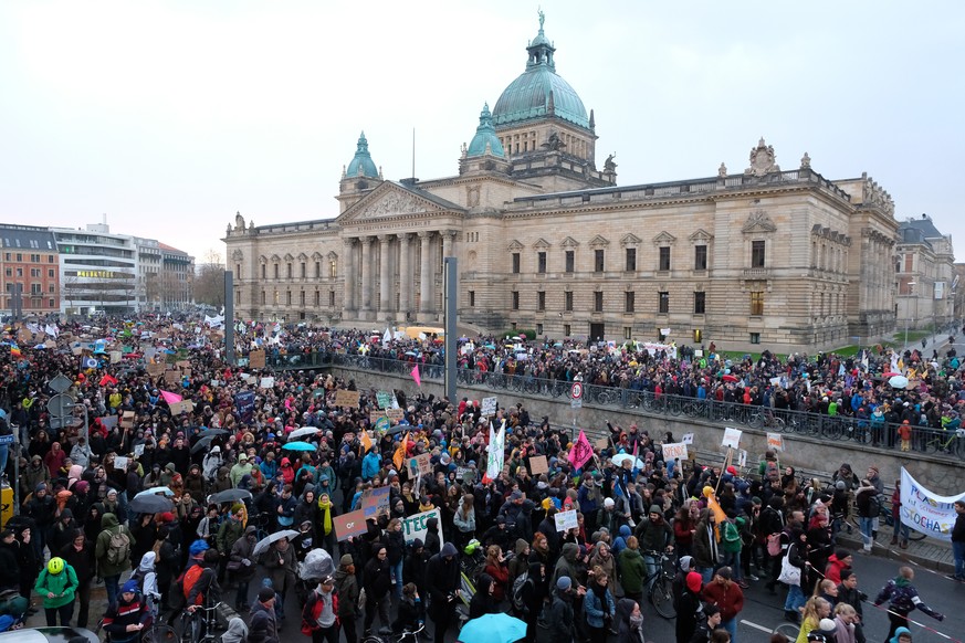 29.11.2019, Sachsen, Leipzig: Teilnehmer der Fridays for Future Bewegung demonstrieren am Globalen Klima Aktionstag auf dem Simsonplatz. Foto: Sebastian Willnow/dpa-Zentralbild/dpa | Verwendung weltwe ...