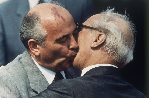 Michail Gorbatschow und Staats- und Parteichef der DDR, Erich Honecker, tauschten auf dem Ostberliner Flughafen Schönefeld einen Kuss aus.