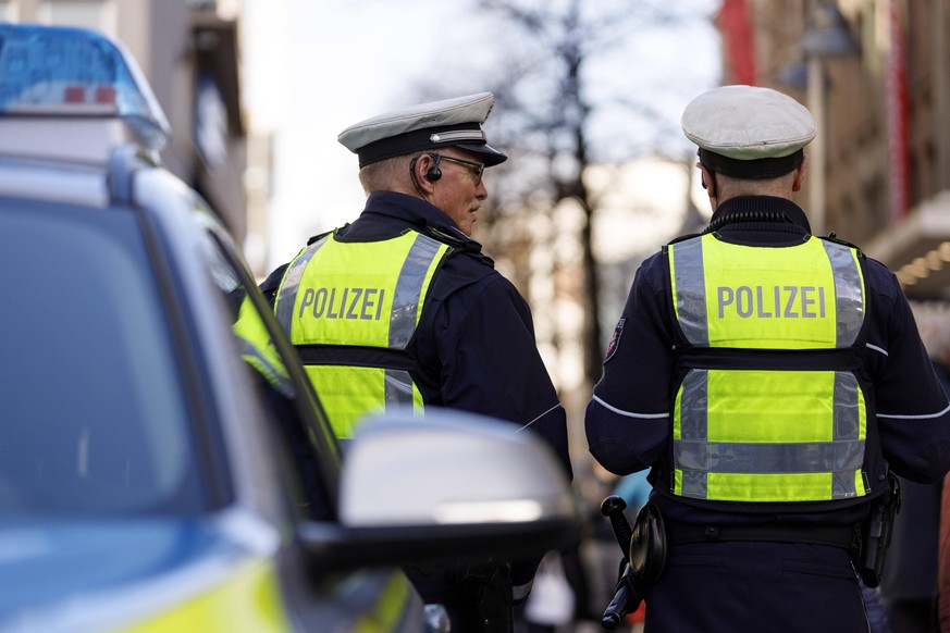 Polizisten am Rande einer Gegendemo der Antifa gegen einen Informationsstand der rechten Gruppe Widerstand steigt auf unter dem Namen Citadelle e.V. am Hans-Hartmann Platz. K