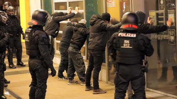 27.12.2021, Sachsen, Bautzen: Polizisten haben bei einer Demonstration gegen Corona-Ma�nahmen Teilnehmer festgesetzt. Bei Protesten gegen Corona-Ma�nahmen ist es in Bautzen zu Ausschreitungen gekommen ...