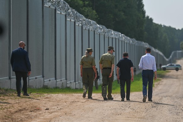 Polens Ministerpräsident Mateusz Morawiecki am Grenzzaun zwischen Polen und Belarus Ende Juni.