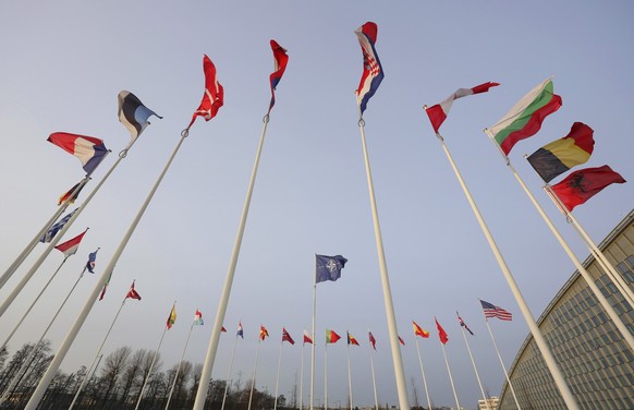 10.01.2023, Belgien, Brüssel: Die Flaggen der NATO-Mitglieder wehen vor der Unterzeichnung einer gemeinsamen Erklärung zur Zusammenarbeit in strategischen Bereichen zwischen der NATO und der EU vor de ...