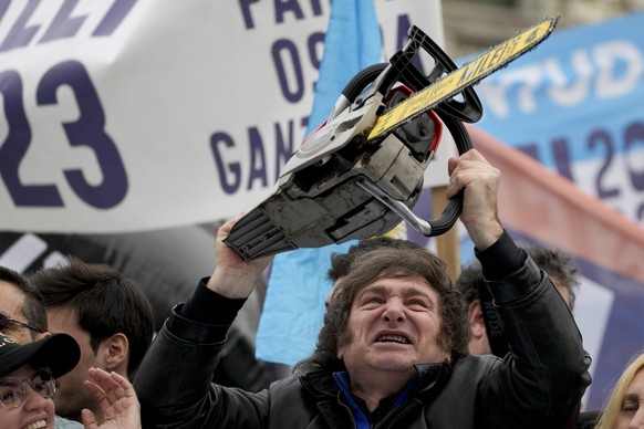 ARCHIV - 12.09.2023, Argentinien, La Plata: Javier Milei, selbst ernannter «Anarchokapitalist» und damaliger Präsidentschaftskandidat, schwenkt eine Kettensäge mit seinem Namen auf einer Wahlkampfvera ...
