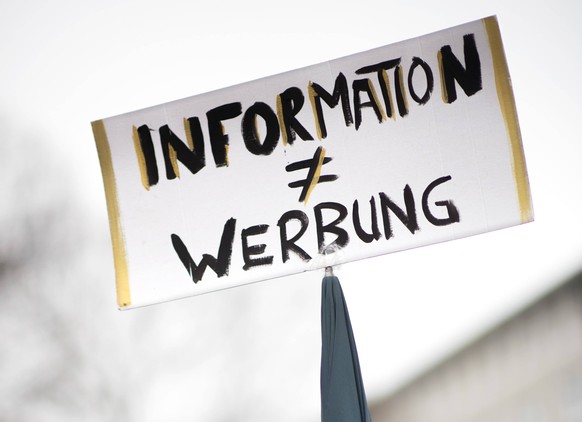 219a Demo - Abtreibungsgesetz DEU, Deutschland, Germany, Berlin, 26.01.2019 Frau mit Plakat Information ist nicht gleich Werbung und Weg mit 219a auf einer Kundgebung von verschiedenen Frauenorganisat ...