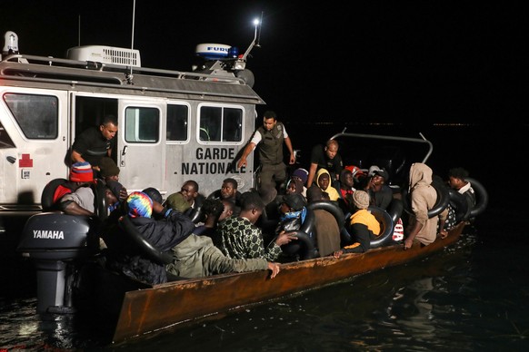 PRODUKTION - 23.06.2023, Tunesien, Sfax: Die tunesische Küstenwache fängt kleine Boote mit Migranten ab, die versuchen, das Mittelmeer zu überqueren, und schleppt sie zurück an die Küste der südtunesi ...