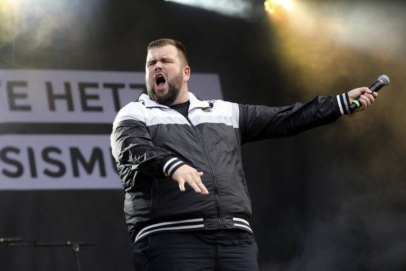 Jan Monchi Gorkow von Feine Sahne Fischfilet live beim wirsindmehr-Konzert gegen Rechts vor der Johanniskirche. Chemnitz, 03.09.2018 *** Jan Monchi Gorkow from Feine Sahne Fischfilet live at the wirsi ...