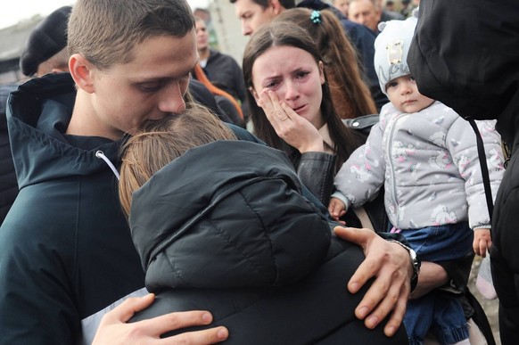 Russia Ukraine Military Operation Partial Mobilisation 8289200 04.10.2022 Relatives say goodbye to men conscripted for military service during partial mobilization outside a military commissariat in T ...