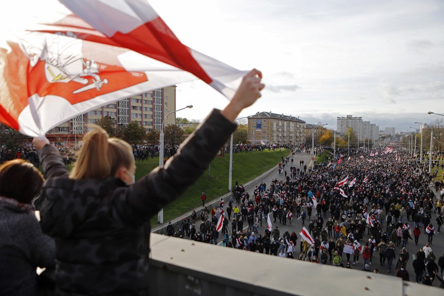 People attend an opposition rally to reject the presidential election results in Minsk, Belarus October 18, 2020. REUTERS/Stringer