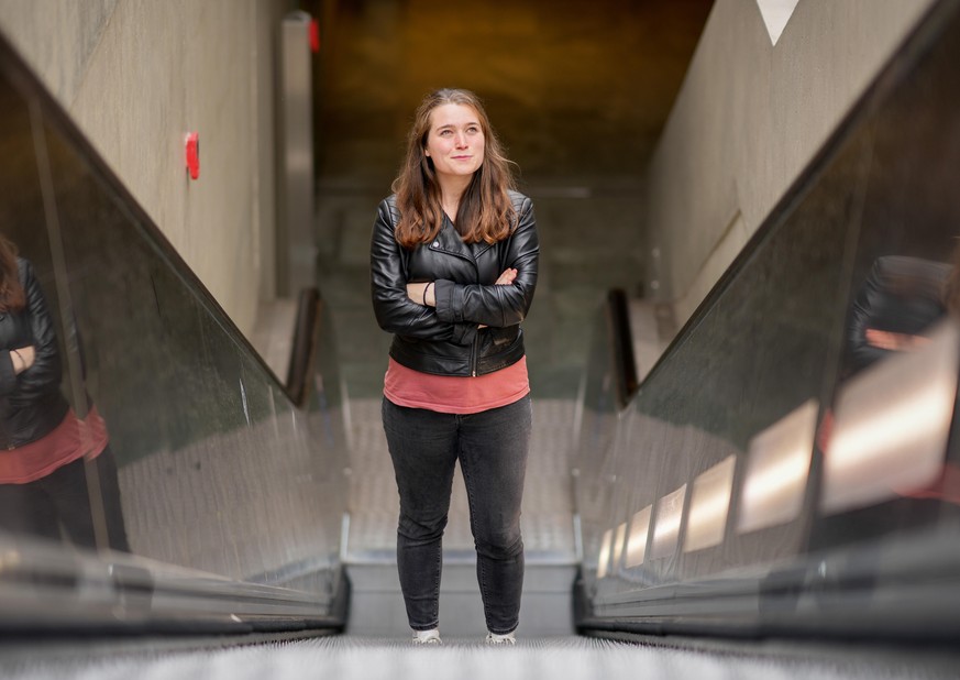 Emilia „Milla“ Fester aus Hamburg von Bündnis 90/Die Grünen fährt die Rolltreppe der U-Bahnstation Bundestag hinauf. Fester ist mit 23 Jahren die jüngste Abgeordnete im neugewählten Deutschen Bundesta ...