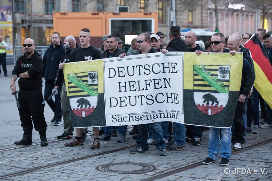 Duden 1, Nazis 0: "Deutsche helfen Deutsche - Sachsenanhalt", stand auf dem Plakat.