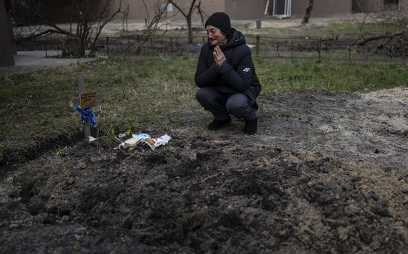Das Grauen, mitten in Europa: Eine ukrainische Frau trauert in Butscha um ihren ermordeten Mann. 
