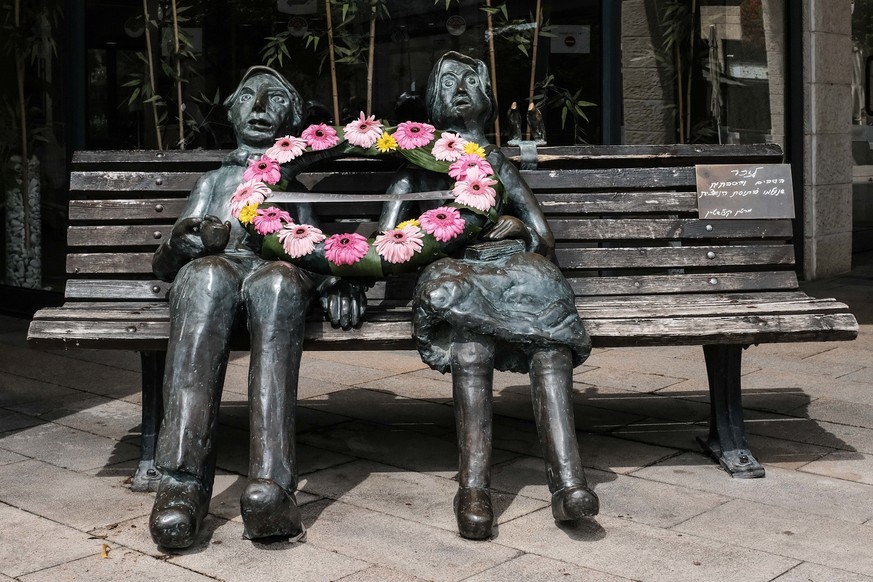 Ein Blumenkranz liegt auf einer von einem Holocaust-Überlebenden kreierten Statue. In Erinnerung an die Großmütter- und väter, die im Holocaust umgekommen sind.  