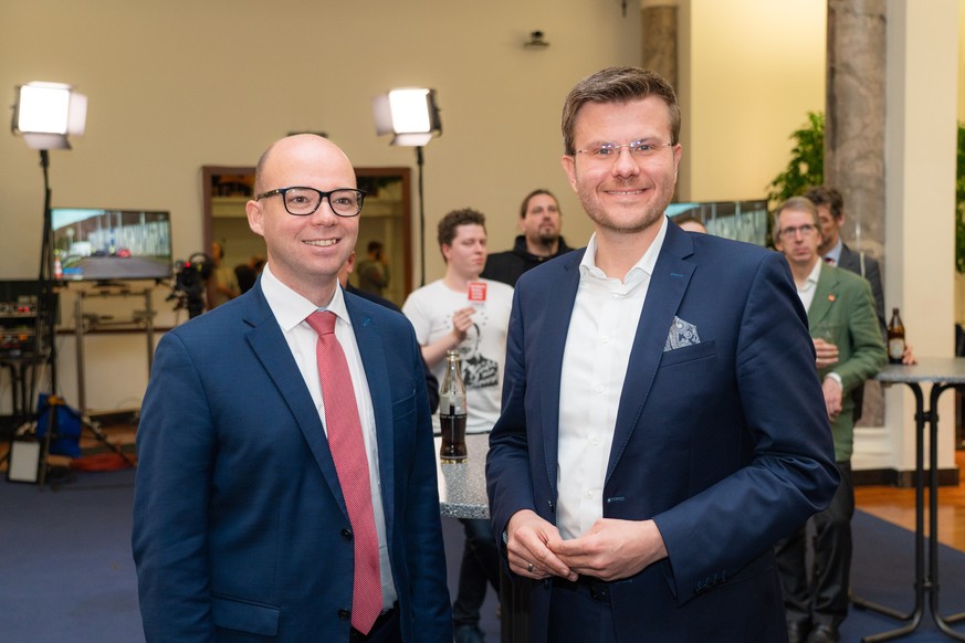 Der Spitzenkandidat der SPD für die Oberbürgermeisterwahl der Stadt Nürnberg, Thorsten Brehm (l), neben dem Spitzenkandidaten der CSU, Marcus König.