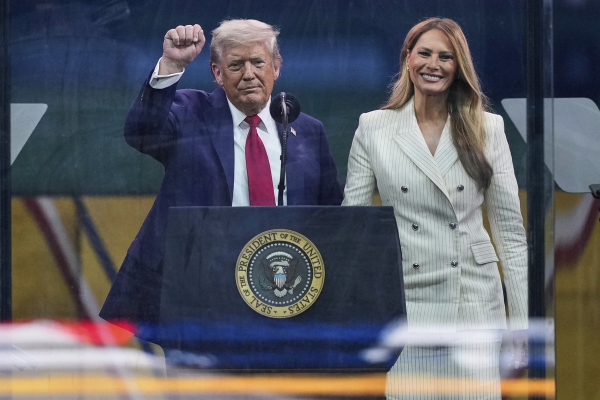 14.06.2025, USA, Washington: US-Präsident Donald Trump und First Lady Melania Trump während einer Militärparade, anlässlich des 250-jährigen Bestehens des US-Heeres, das mit dem 79. Geburtstag von US- ...