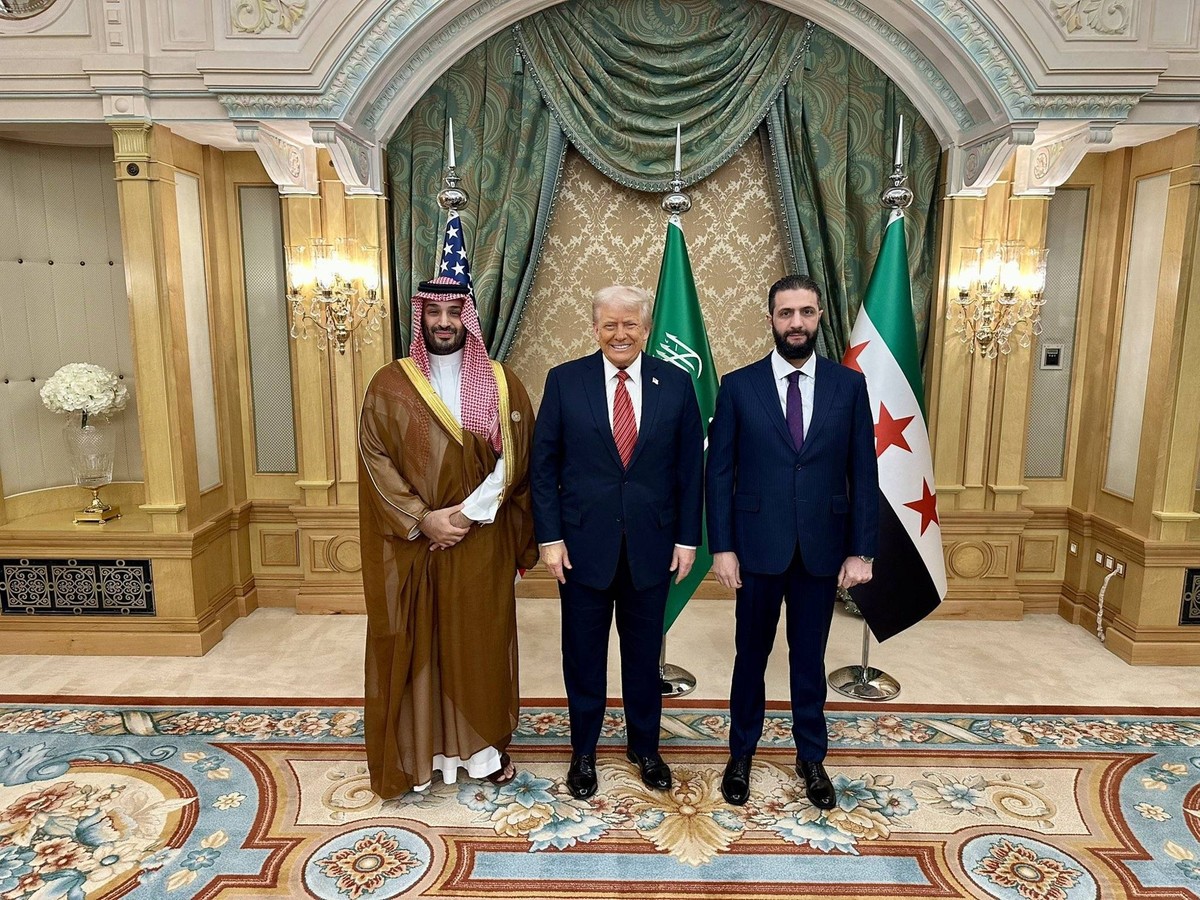 RECORD DATE NOT STATED 268081.jpg L-R Saudi Crown Prince Mohammed bin Salman, US President Donald Trump and Syria s interim president Ahmed al-Sharaa pose for photo before their meeting in Riyadh, Sau ...