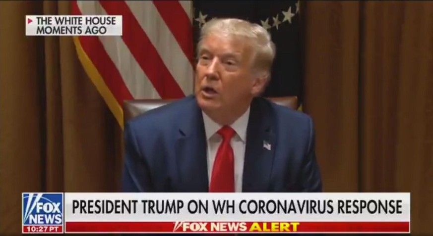 CNN will von Trump wissen, warum es "so viele Covid-Tote" in den USA gibt, aber der US-Präsident schneidet dem Reporter sofort das Wort ab. 